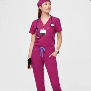 FIGS raspberry sorbet scrub top Size Small